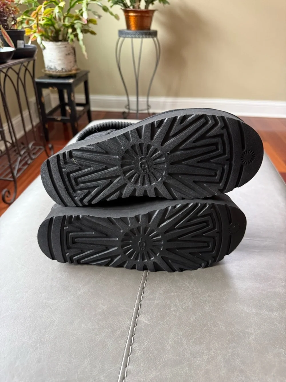 UGG Black Quilted Logo Ankle Boots with Knit Cuff - Women's Size 8 - Picture 2 of 6